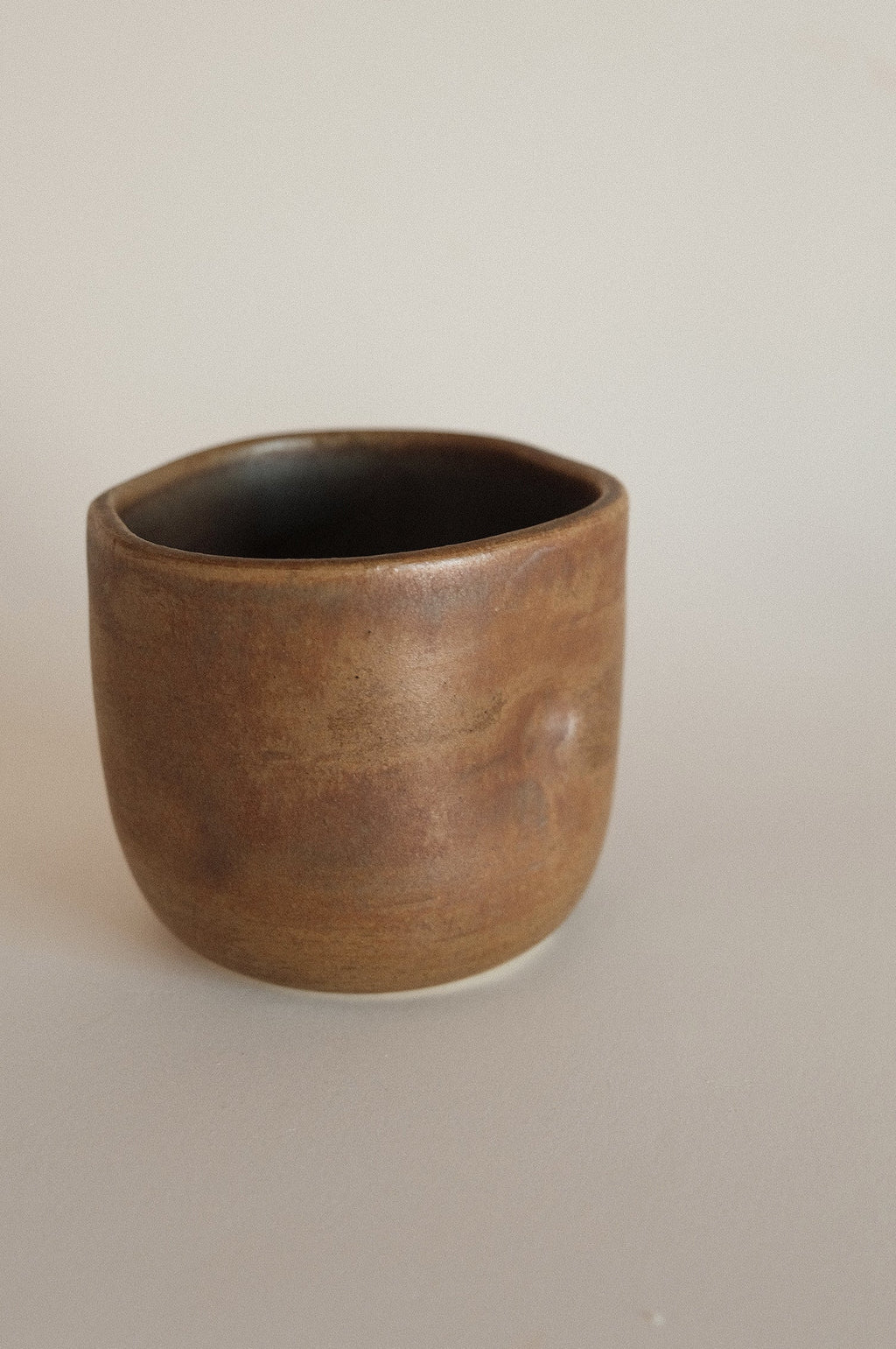 Thumb Cup in Smoked Walnut