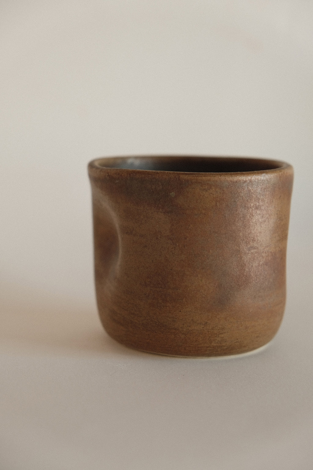 Thumb Cup in Smoked Walnut