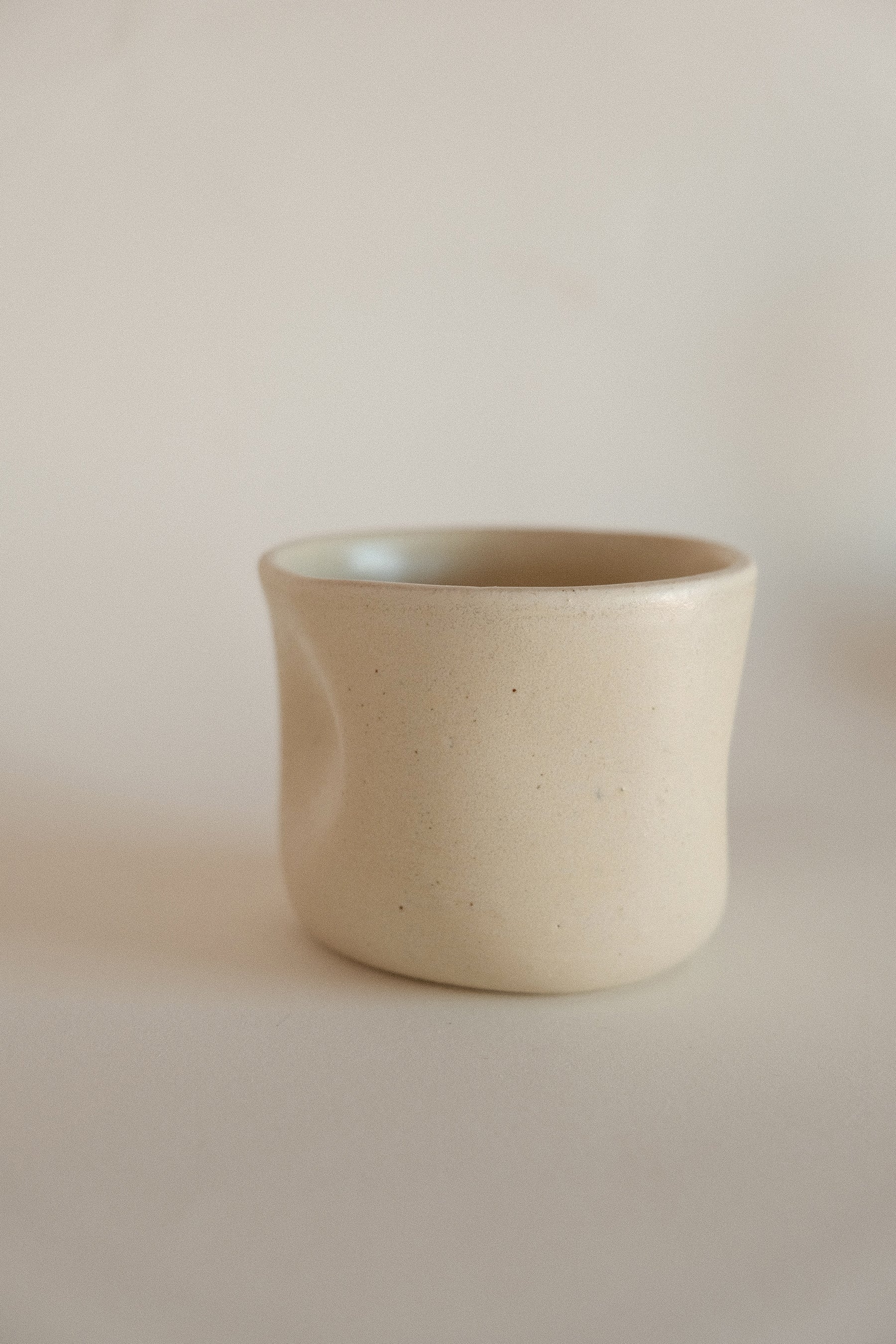 Thumb Cup in Cream