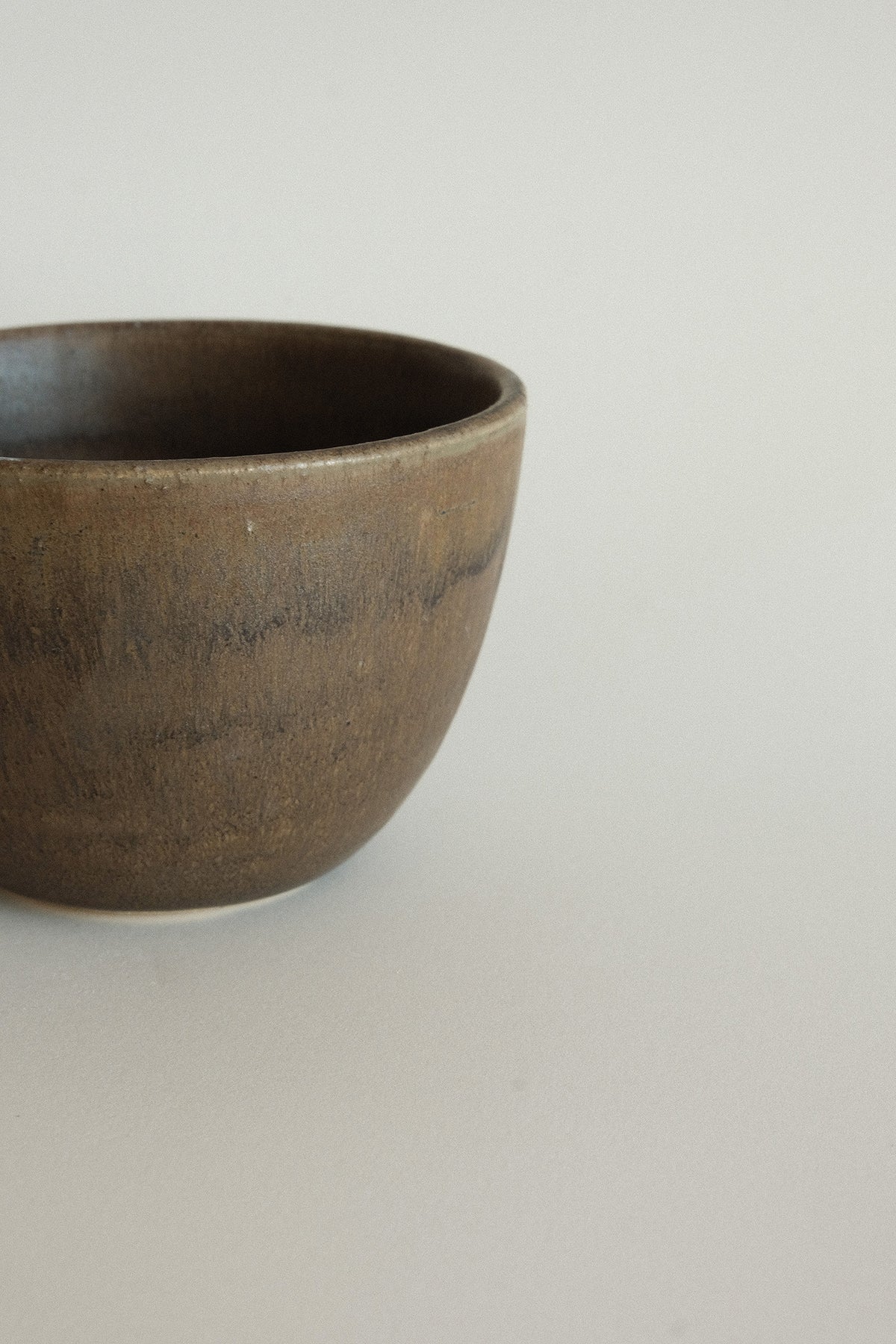 Wide Cup in Smoked Umber