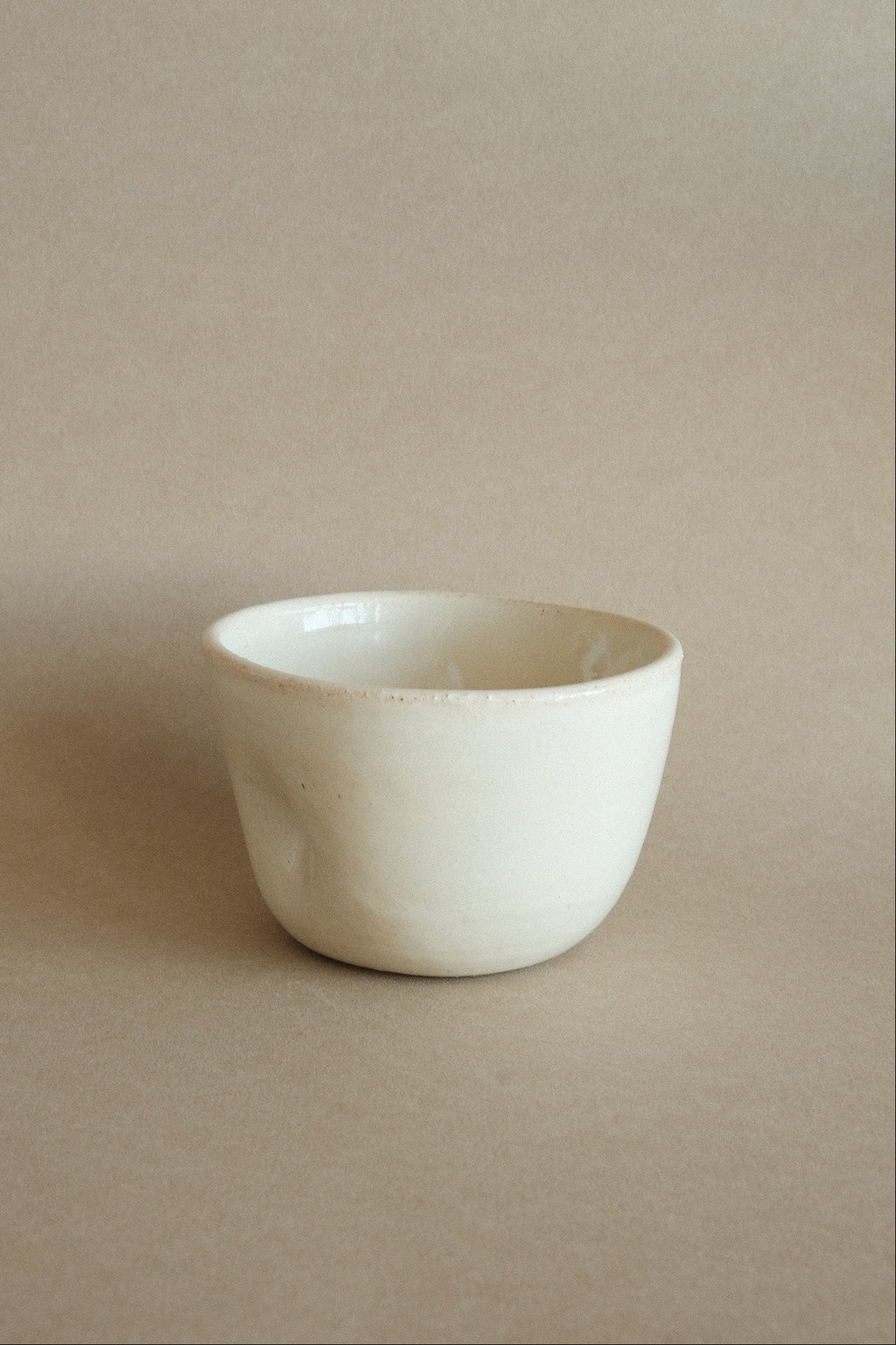 Wide Thumb Cup in Latte