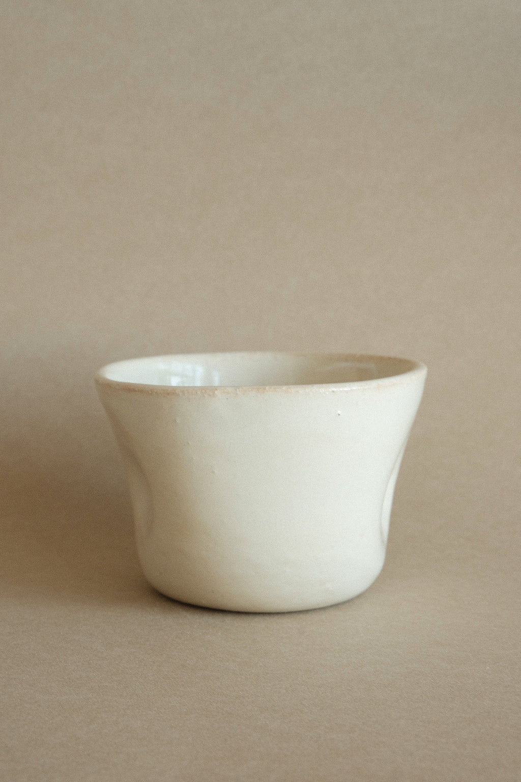 Wide Thumb Cup in Latte