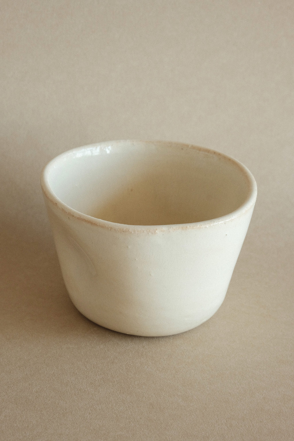 Wide Thumb Cup in Latte