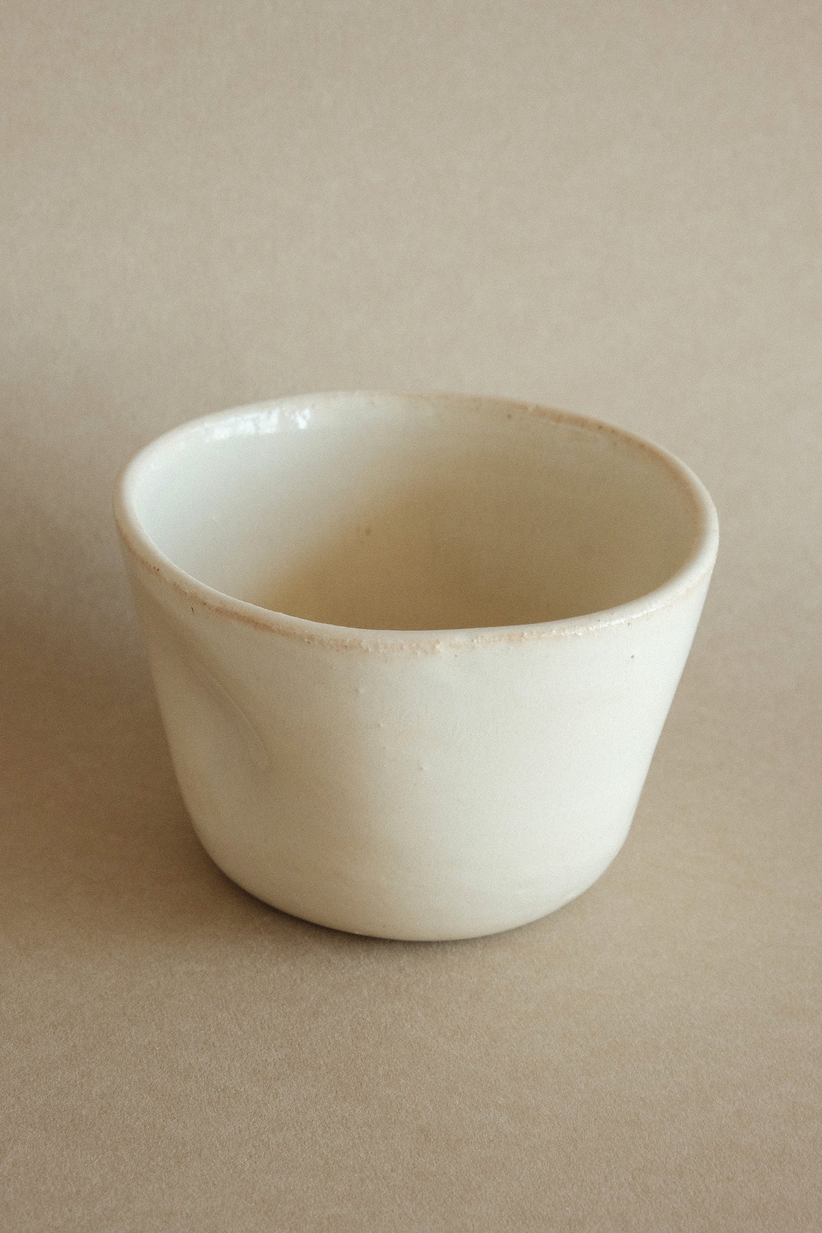 Wide Thumb Cup in Latte