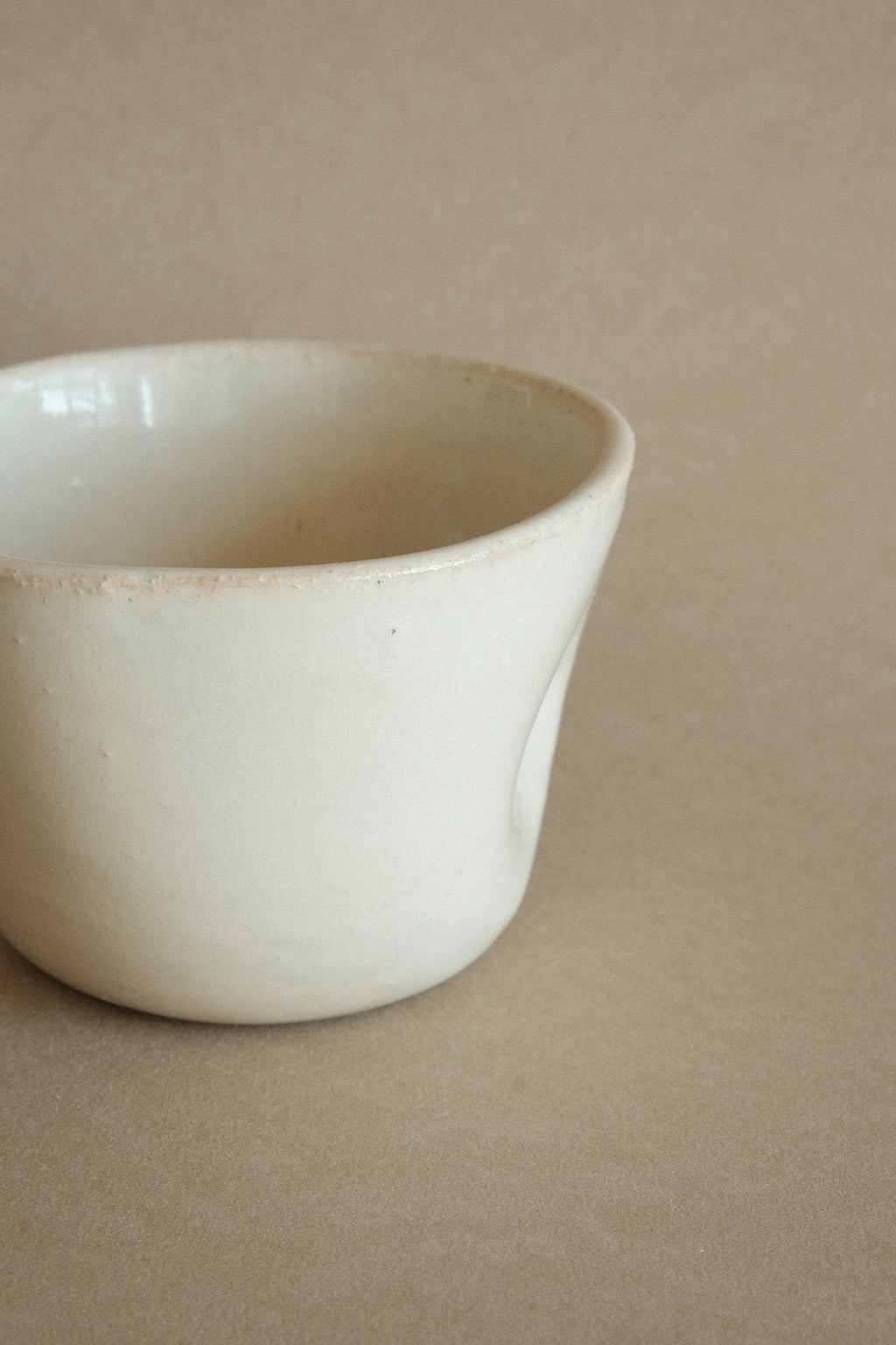 Wide Thumb Cup in Latte