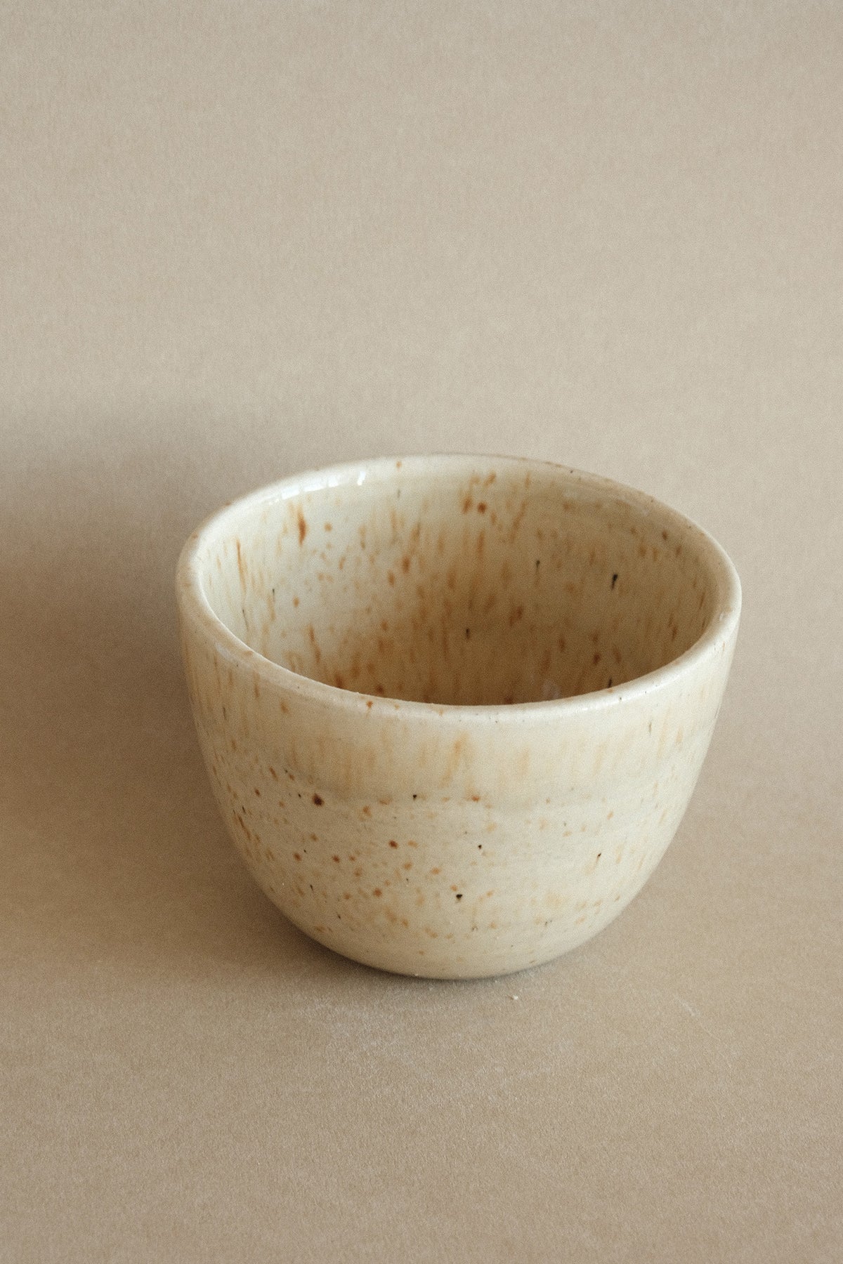 Wide Cup in Speckled Beige
