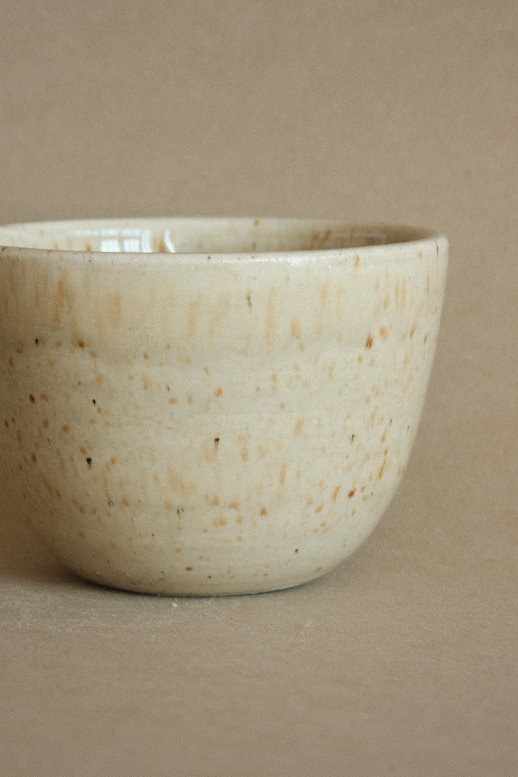 Wide Cup in Speckled Beige