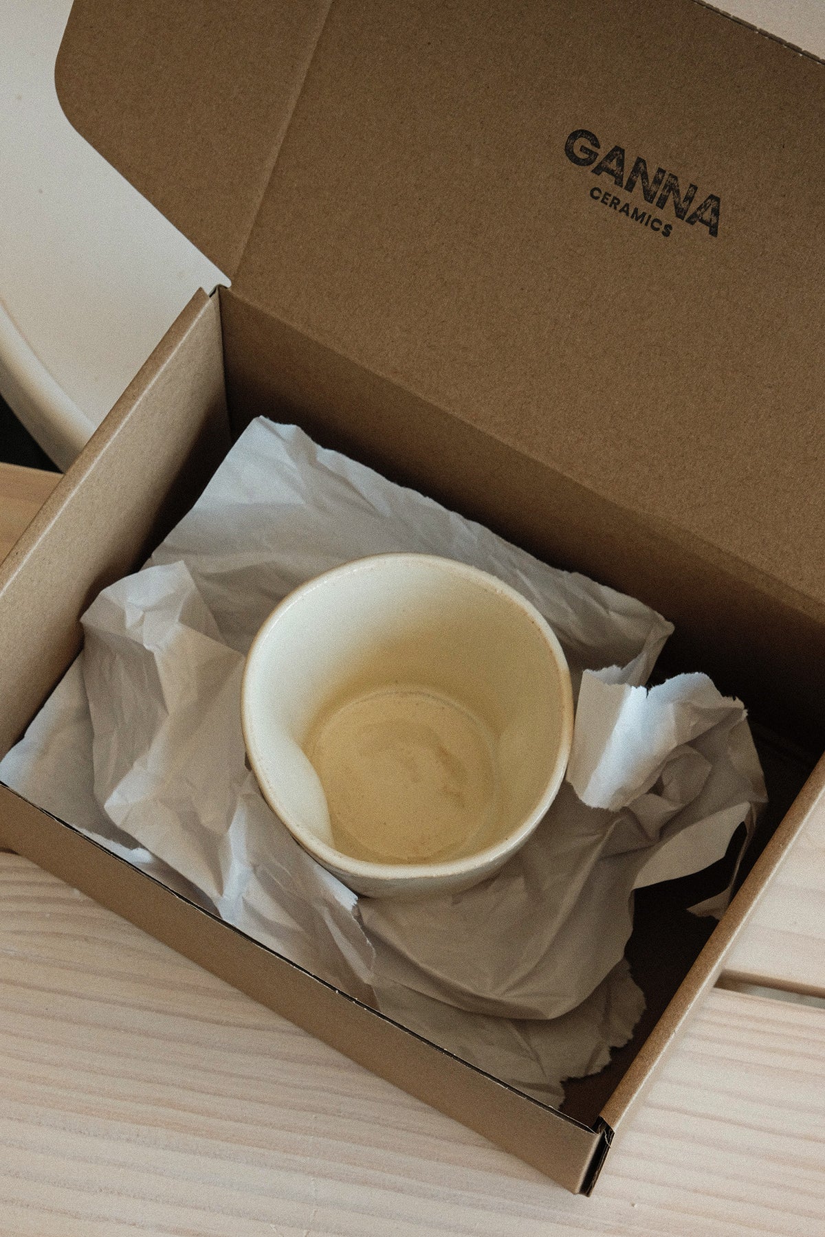 Wide Thumb Cup in Latte